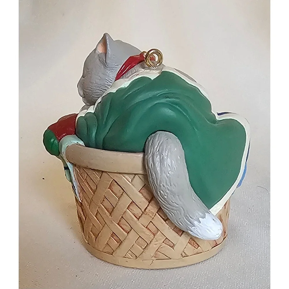 VTG Hallmark Ornament 1998 Grey White Cat in Laundry Basket Holiday Decor